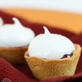 These Meringue and Raspberry Baskets (Korzinki) are really simple to make. They are delectable and completely precious. Step by step photos.